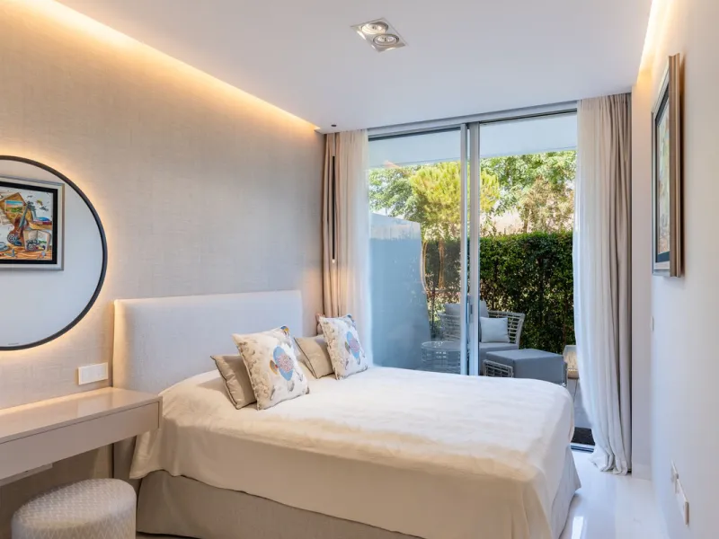 This stunning modern apartament is located in Estepona´s premier beachfront development, awarded with the first prize for 'Best Architecture Multiple Property' at the prestigious 'European Property Awards'. The lovely ground floor features spacious master