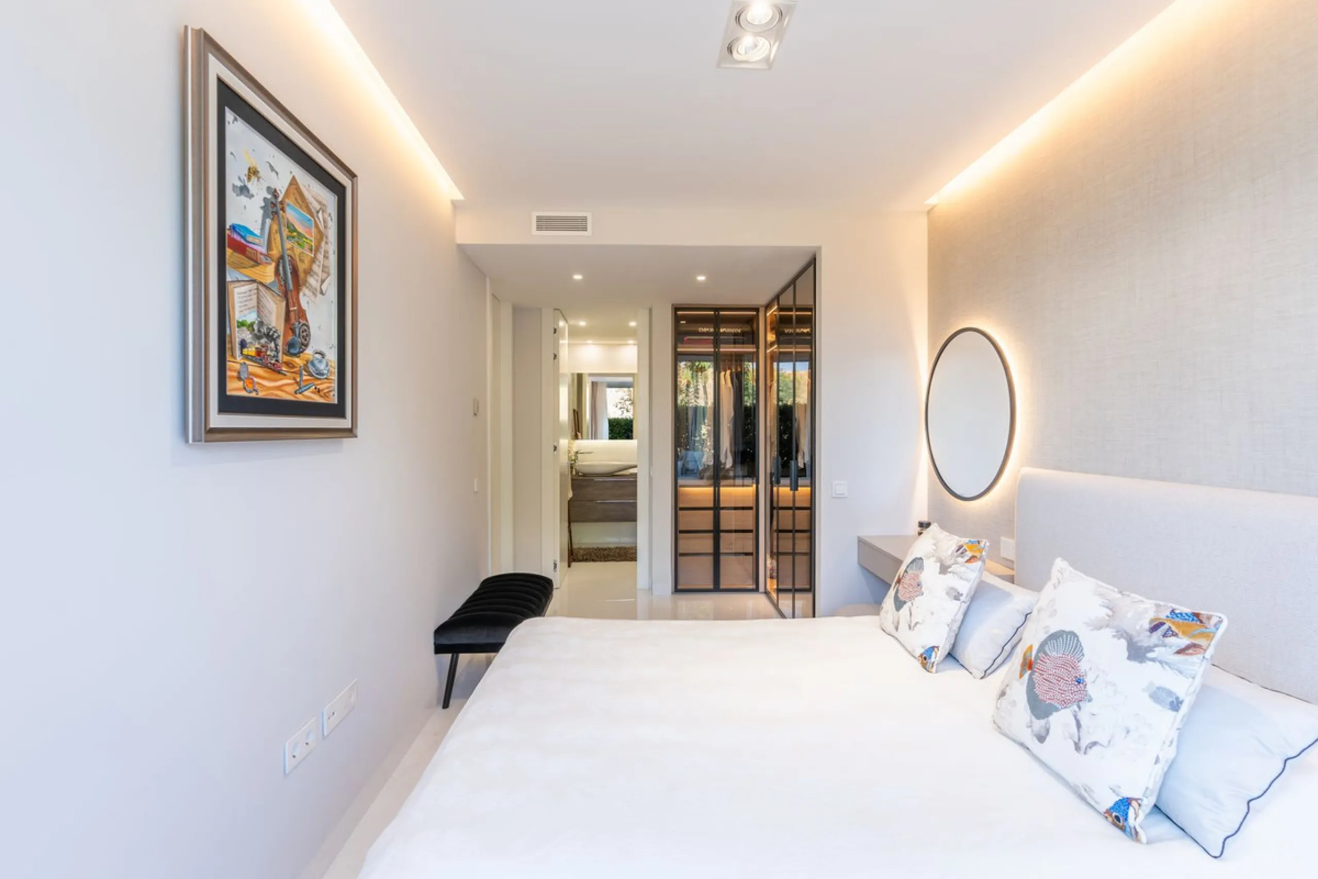 This stunning modern apartament is located in Estepona´s premier beachfront development, awarded with the first prize for 'Best Architecture Multiple Property' at the prestigious 'European Property Awards'. The lovely ground floor features spacious master