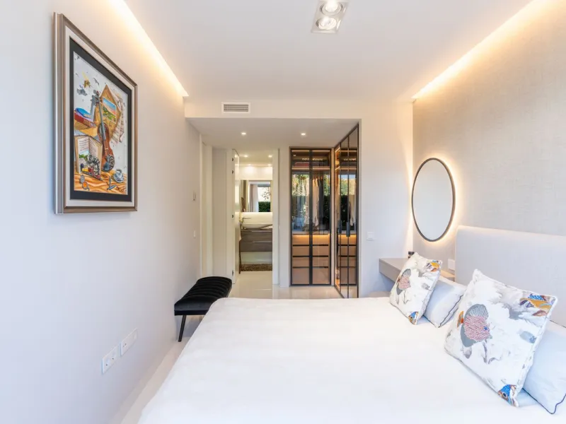 This stunning modern apartament is located in Estepona´s premier beachfront development, awarded with the first prize for 'Best Architecture Multiple Property' at the prestigious 'European Property Awards'. The lovely ground floor features spacious master