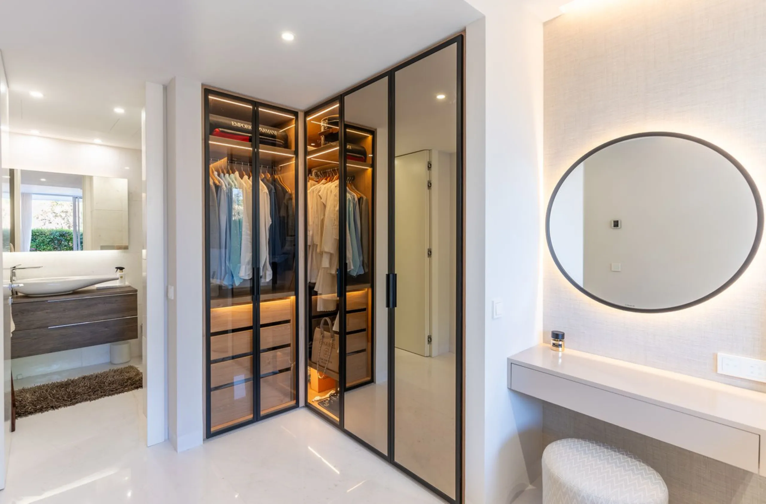 This stunning modern apartament is located in Estepona´s premier beachfront development, awarded with the first prize for 'Best Architecture Multiple Property' at the prestigious 'European Property Awards'. The lovely ground floor features spacious master