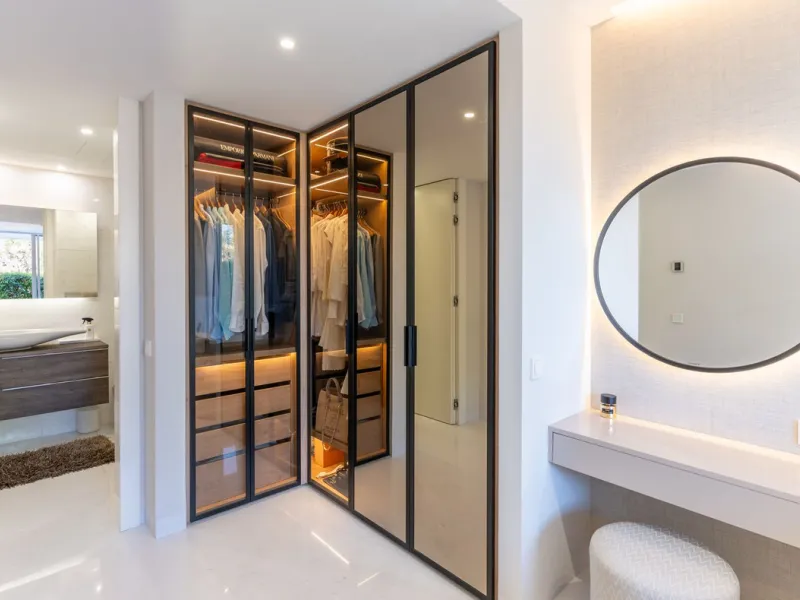 This stunning modern apartament is located in Estepona´s premier beachfront development, awarded with the first prize for 'Best Architecture Multiple Property' at the prestigious 'European Property Awards'. The lovely ground floor features spacious master