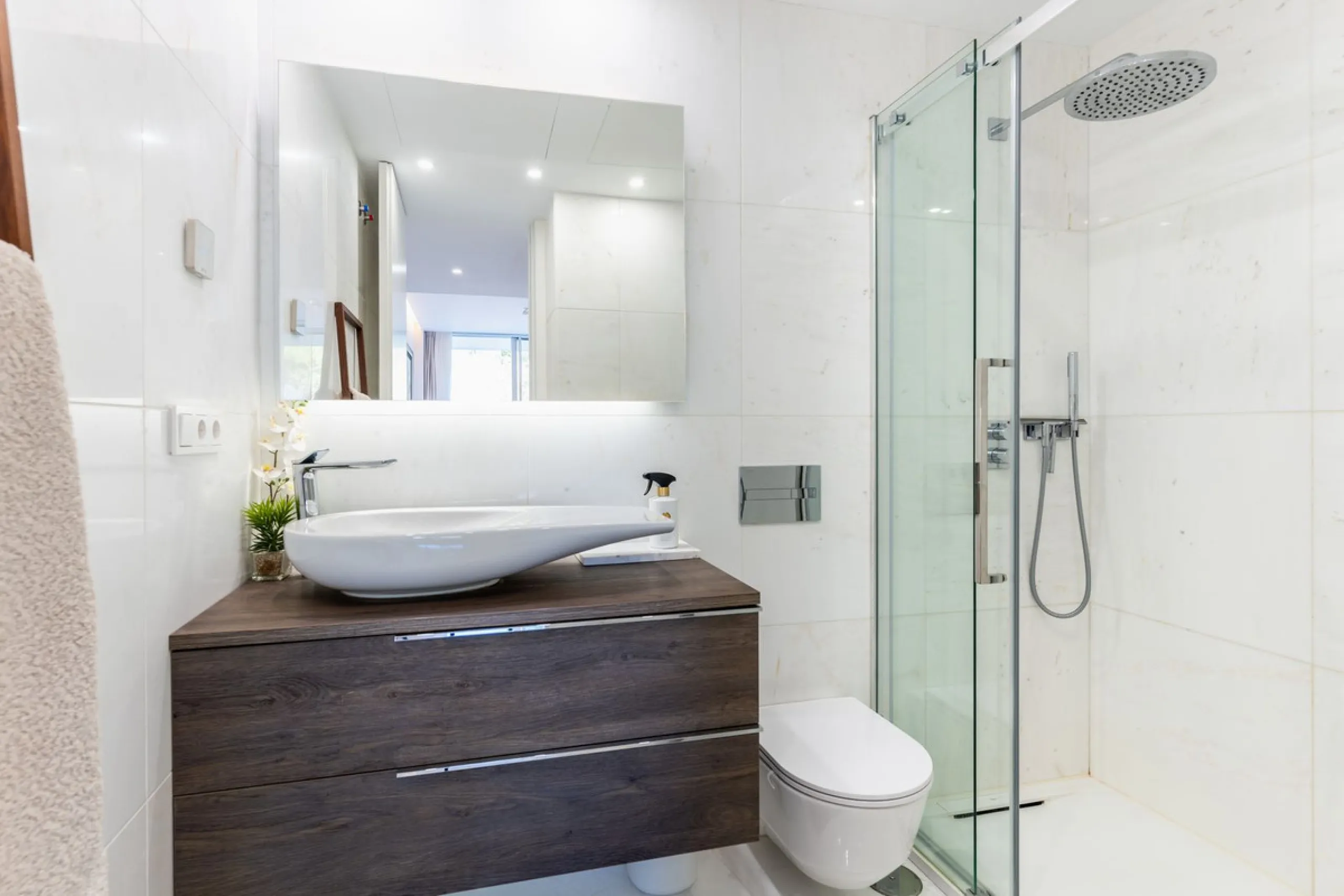 This stunning modern apartament is located in Estepona´s premier beachfront development, awarded with the first prize for 'Best Architecture Multiple Property' at the prestigious 'European Property Awards'. The lovely ground floor features spacious master