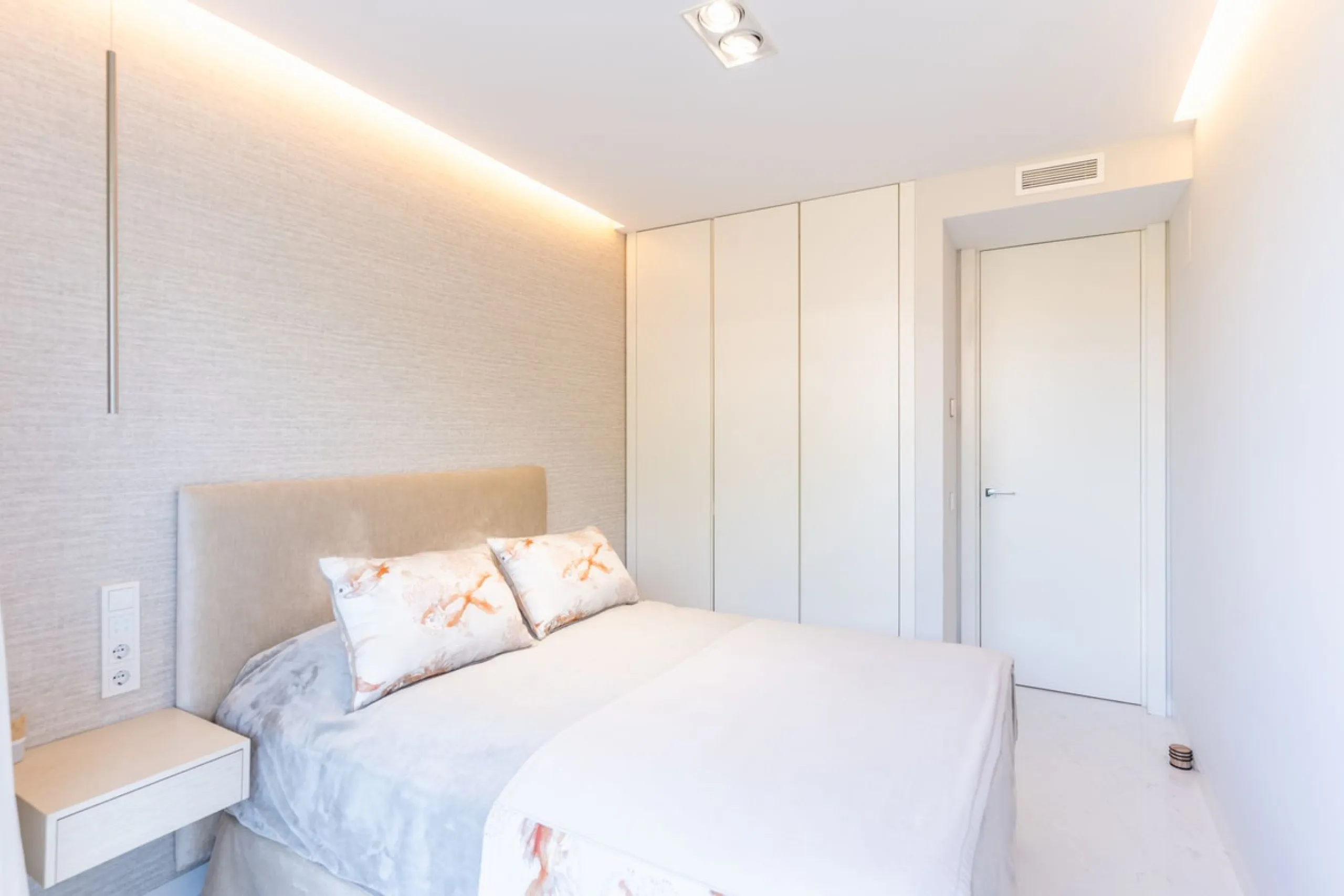 This stunning modern apartament is located in Estepona´s premier beachfront development, awarded with the first prize for 'Best Architecture Multiple Property' at the prestigious 'European Property Awards'. The lovely ground floor features spacious master