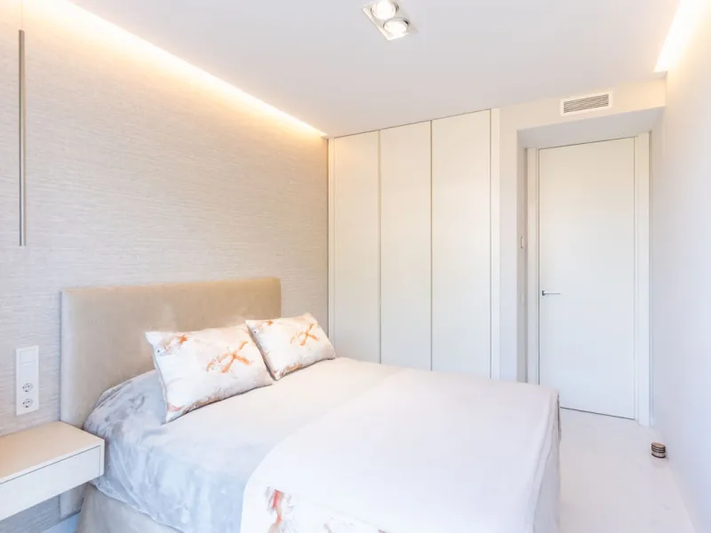 This stunning modern apartament is located in Estepona´s premier beachfront development, awarded with the first prize for 'Best Architecture Multiple Property' at the prestigious 'European Property Awards'. The lovely ground floor features spacious master