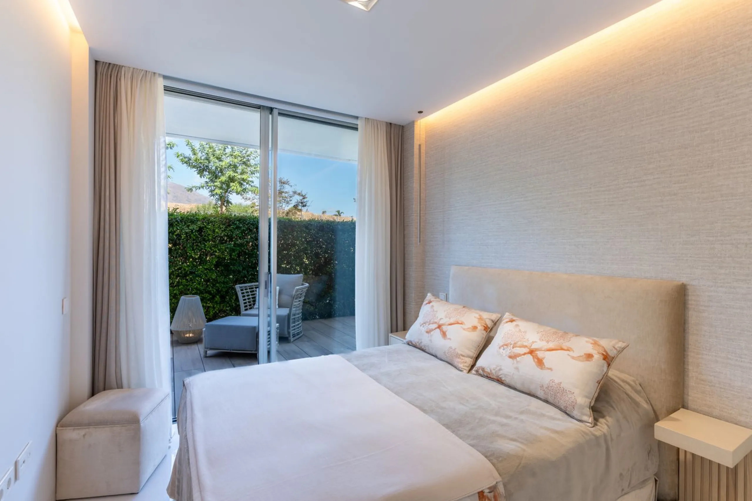 This stunning modern apartament is located in Estepona´s premier beachfront development, awarded with the first prize for 'Best Architecture Multiple Property' at the prestigious 'European Property Awards'. The lovely ground floor features spacious master