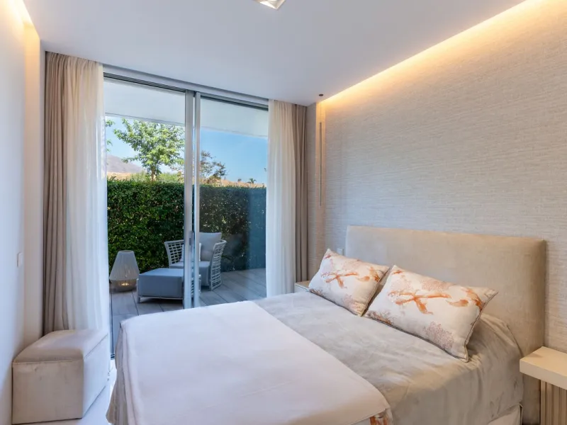 This stunning modern apartament is located in Estepona´s premier beachfront development, awarded with the first prize for 'Best Architecture Multiple Property' at the prestigious 'European Property Awards'. The lovely ground floor features spacious master
