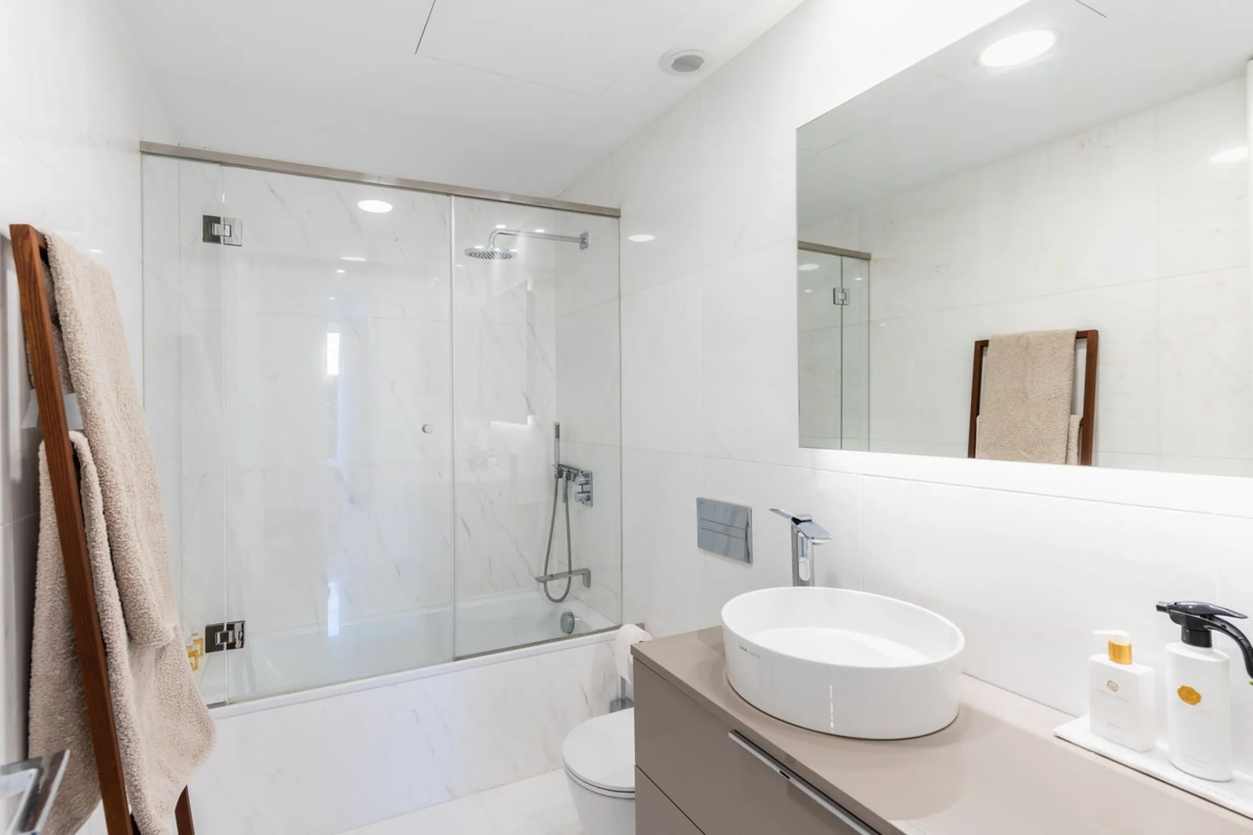 This stunning modern apartament is located in Estepona´s premier beachfront development, awarded with the first prize for 'Best Architecture Multiple Property' at the prestigious 'European Property Awards'. The lovely ground floor features spacious master