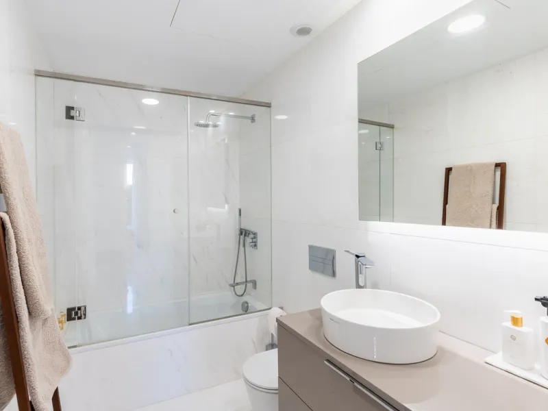 This stunning modern apartament is located in Estepona´s premier beachfront development, awarded with the first prize for 'Best Architecture Multiple Property' at the prestigious 'European Property Awards'. The lovely ground floor features spacious master