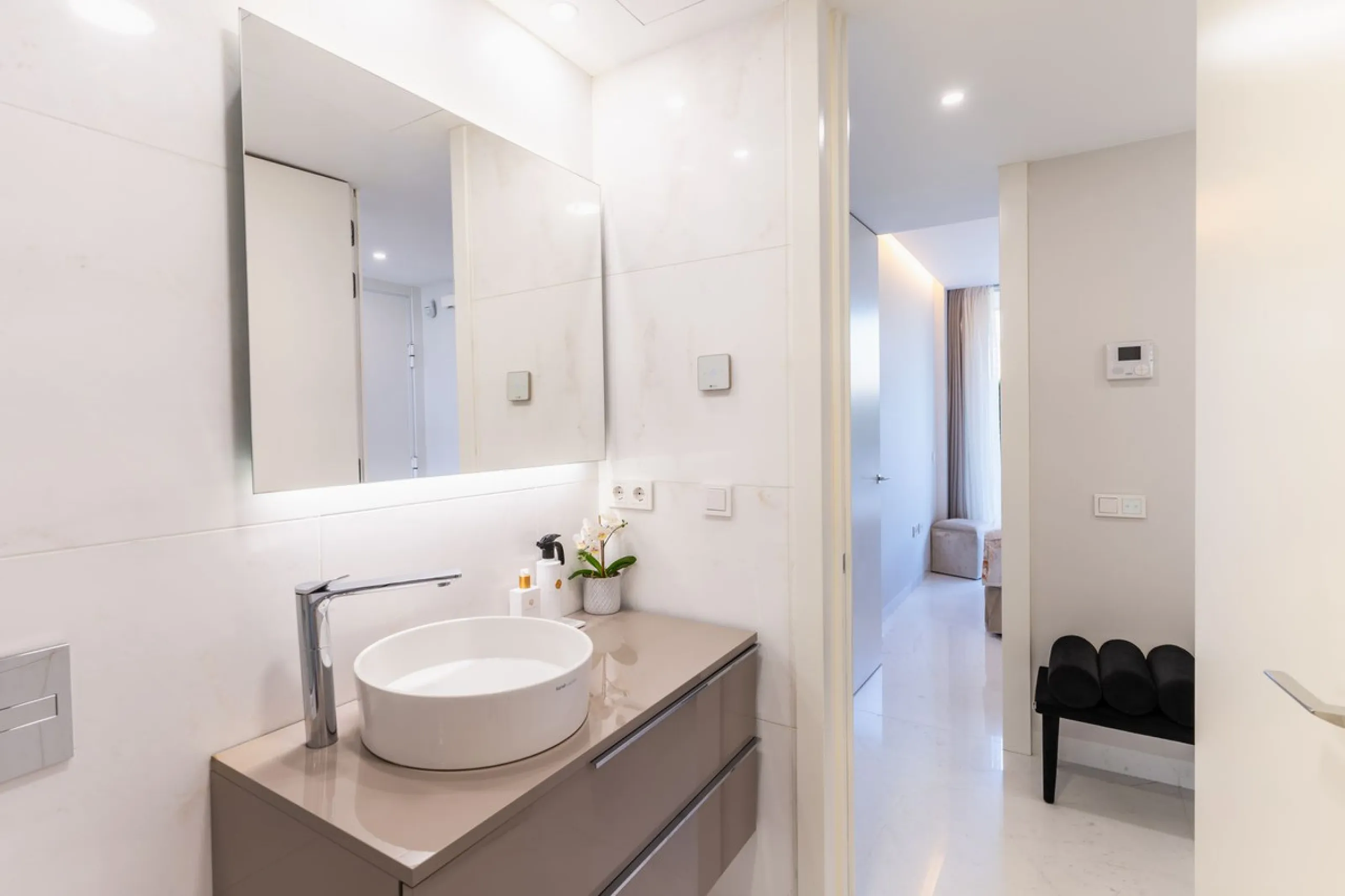 This stunning modern apartament is located in Estepona´s premier beachfront development, awarded with the first prize for 'Best Architecture Multiple Property' at the prestigious 'European Property Awards'. The lovely ground floor features spacious master