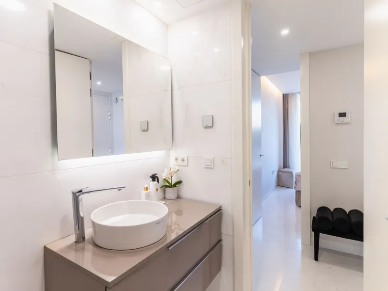 This stunning modern apartament is located in Estepona´s premier beachfront development, awarded with the first prize for 'Best Architecture Multiple Property' at the prestigious 'European Property Awards'. The lovely ground floor features spacious master