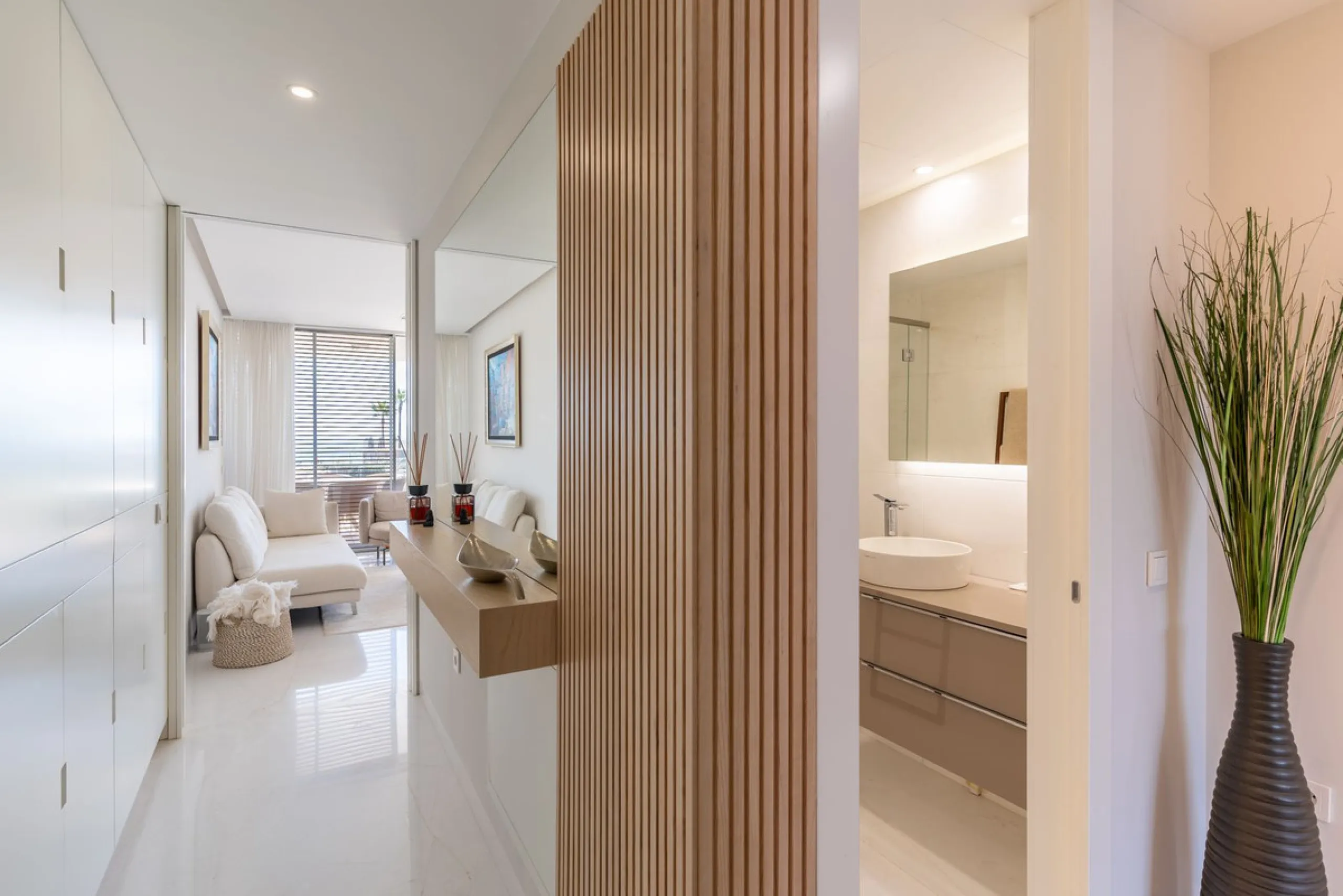 This stunning modern apartament is located in Estepona´s premier beachfront development, awarded with the first prize for 'Best Architecture Multiple Property' at the prestigious 'European Property Awards'. The lovely ground floor features spacious master