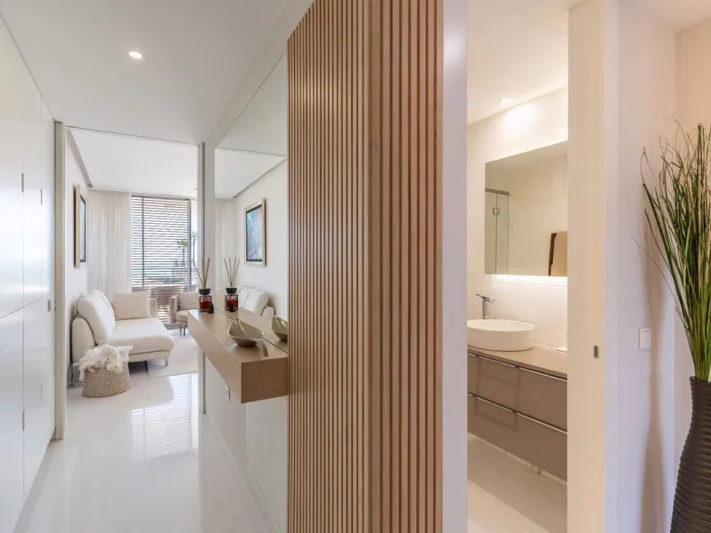 This stunning modern apartament is located in Estepona´s premier beachfront development, awarded with the first prize for 'Best Architecture Multiple Property' at the prestigious 'European Property Awards'. The lovely ground floor features spacious master