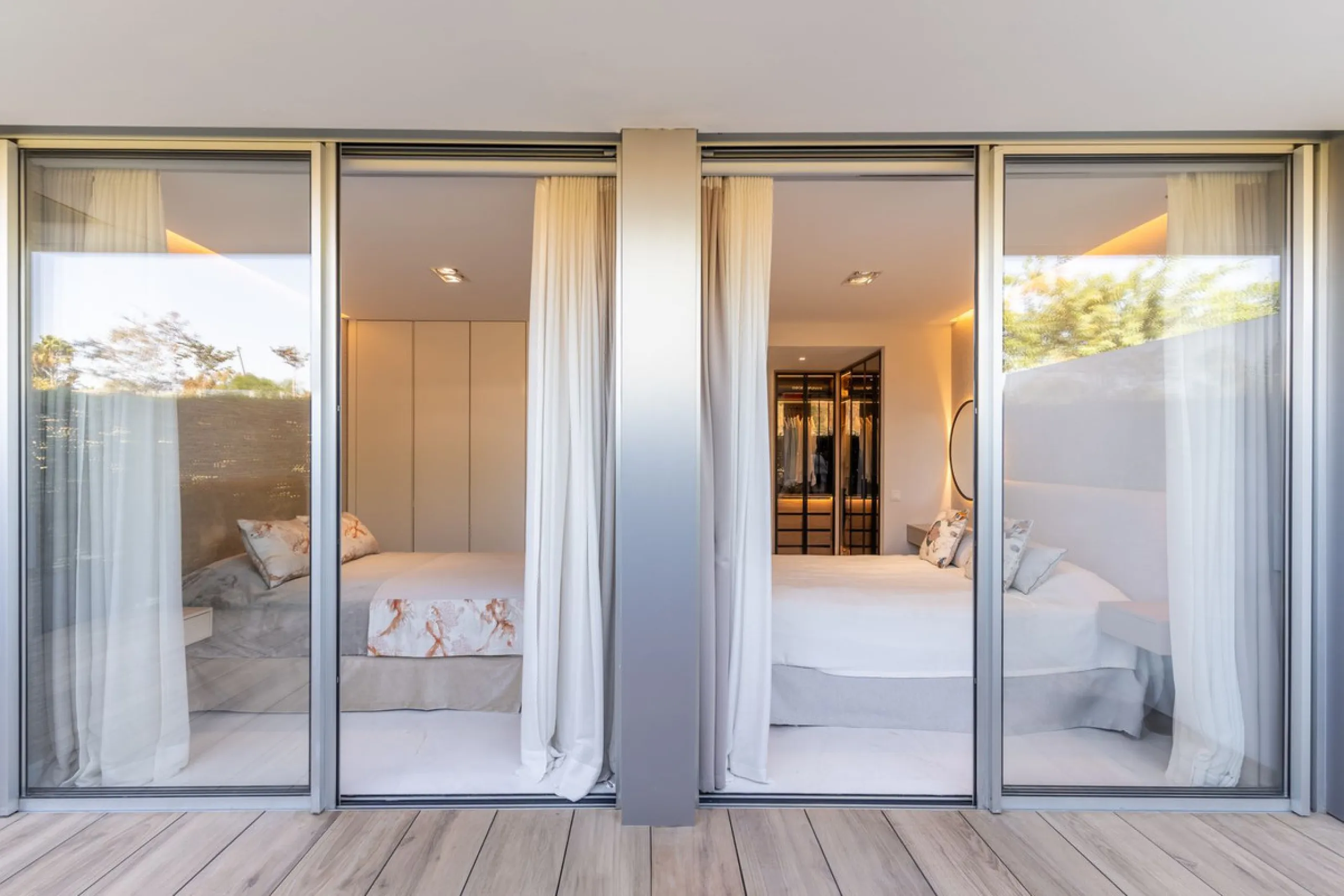 This stunning modern apartament is located in Estepona´s premier beachfront development, awarded with the first prize for 'Best Architecture Multiple Property' at the prestigious 'European Property Awards'. The lovely ground floor features spacious master