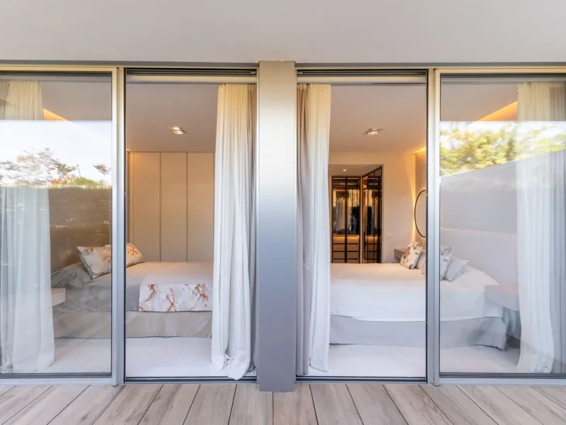 This stunning modern apartament is located in Estepona´s premier beachfront development, awarded with the first prize for 'Best Architecture Multiple Property' at the prestigious 'European Property Awards'. The lovely ground floor features spacious master