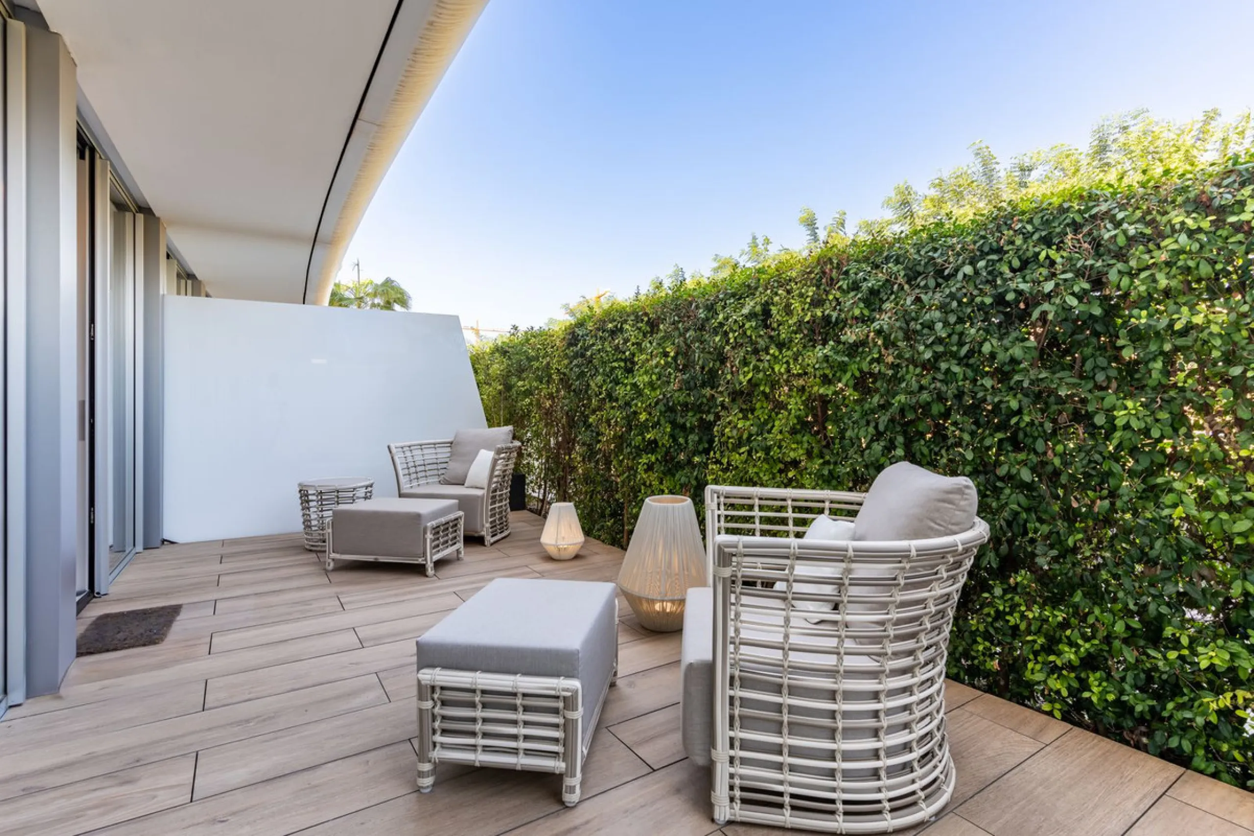 This stunning modern apartament is located in Estepona´s premier beachfront development, awarded with the first prize for 'Best Architecture Multiple Property' at the prestigious 'European Property Awards'. The lovely ground floor features spacious master