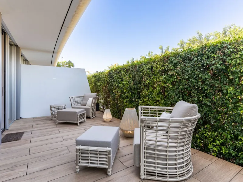 This stunning modern apartament is located in Estepona´s premier beachfront development, awarded with the first prize for 'Best Architecture Multiple Property' at the prestigious 'European Property Awards'. The lovely ground floor features spacious master