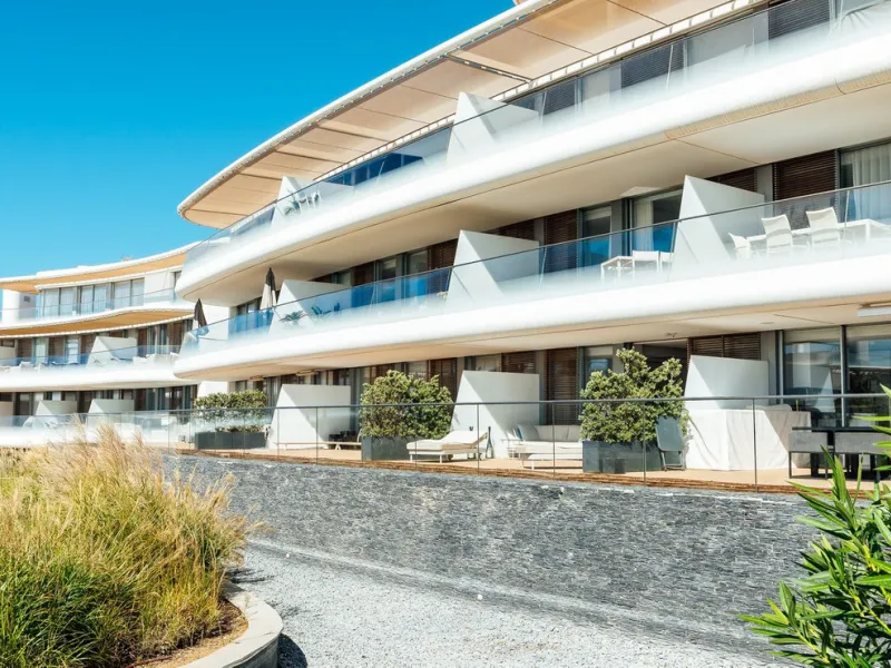 This stunning modern apartament is located in Estepona´s premier beachfront development, awarded with the first prize for 'Best Architecture Multiple Property' at the prestigious 'European Property Awards'. The lovely ground floor features spacious master