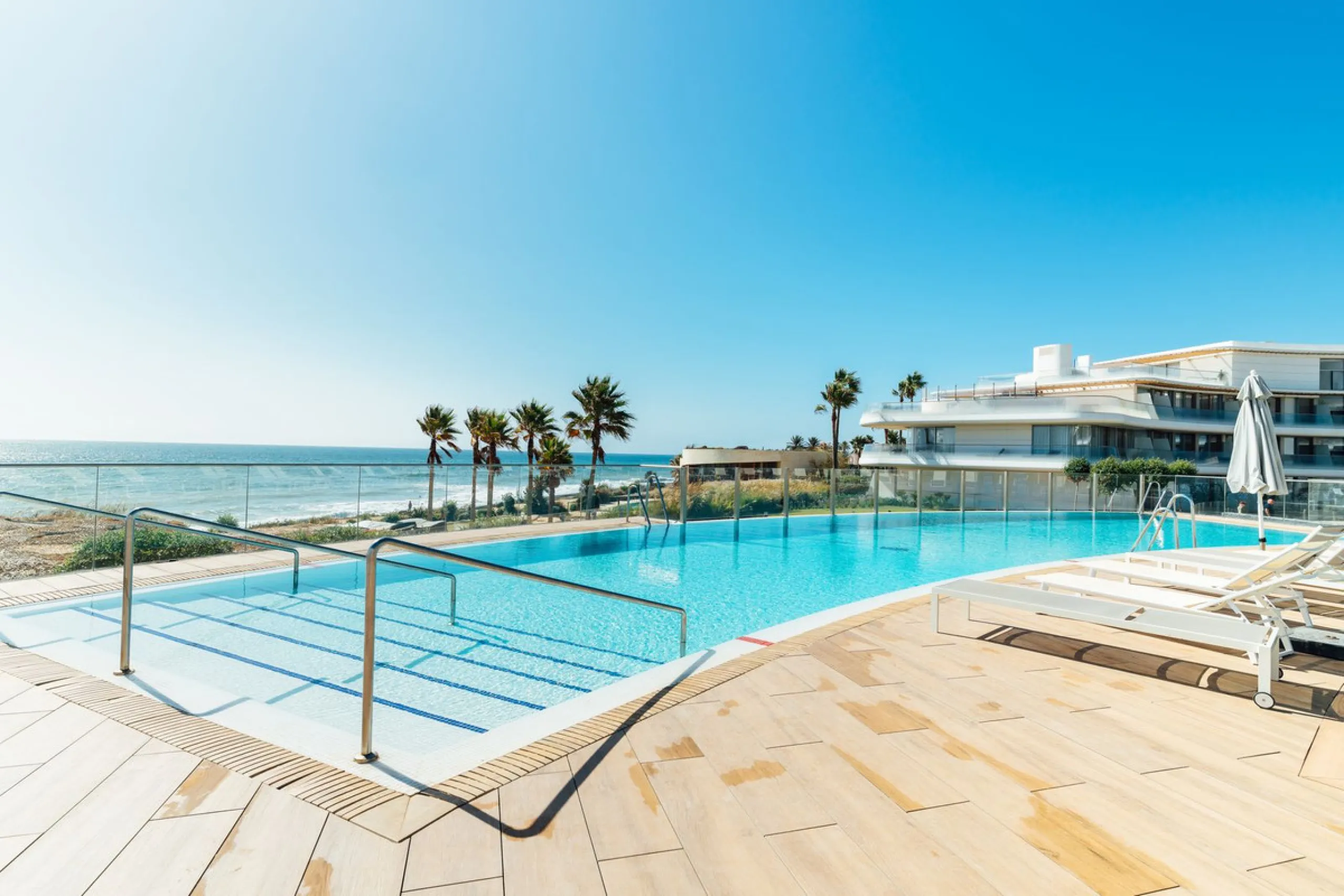 This stunning modern apartament is located in Estepona´s premier beachfront development, awarded with the first prize for 'Best Architecture Multiple Property' at the prestigious 'European Property Awards'. The lovely ground floor features spacious master