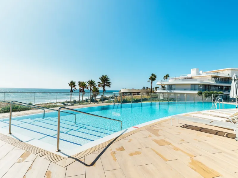 This stunning modern apartament is located in Estepona´s premier beachfront development, awarded with the first prize for 'Best Architecture Multiple Property' at the prestigious 'European Property Awards'. The lovely ground floor features spacious master