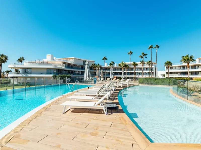 This stunning modern apartament is located in Estepona´s premier beachfront development, awarded with the first prize for 'Best Architecture Multiple Property' at the prestigious 'European Property Awards'. The lovely ground floor features spacious master