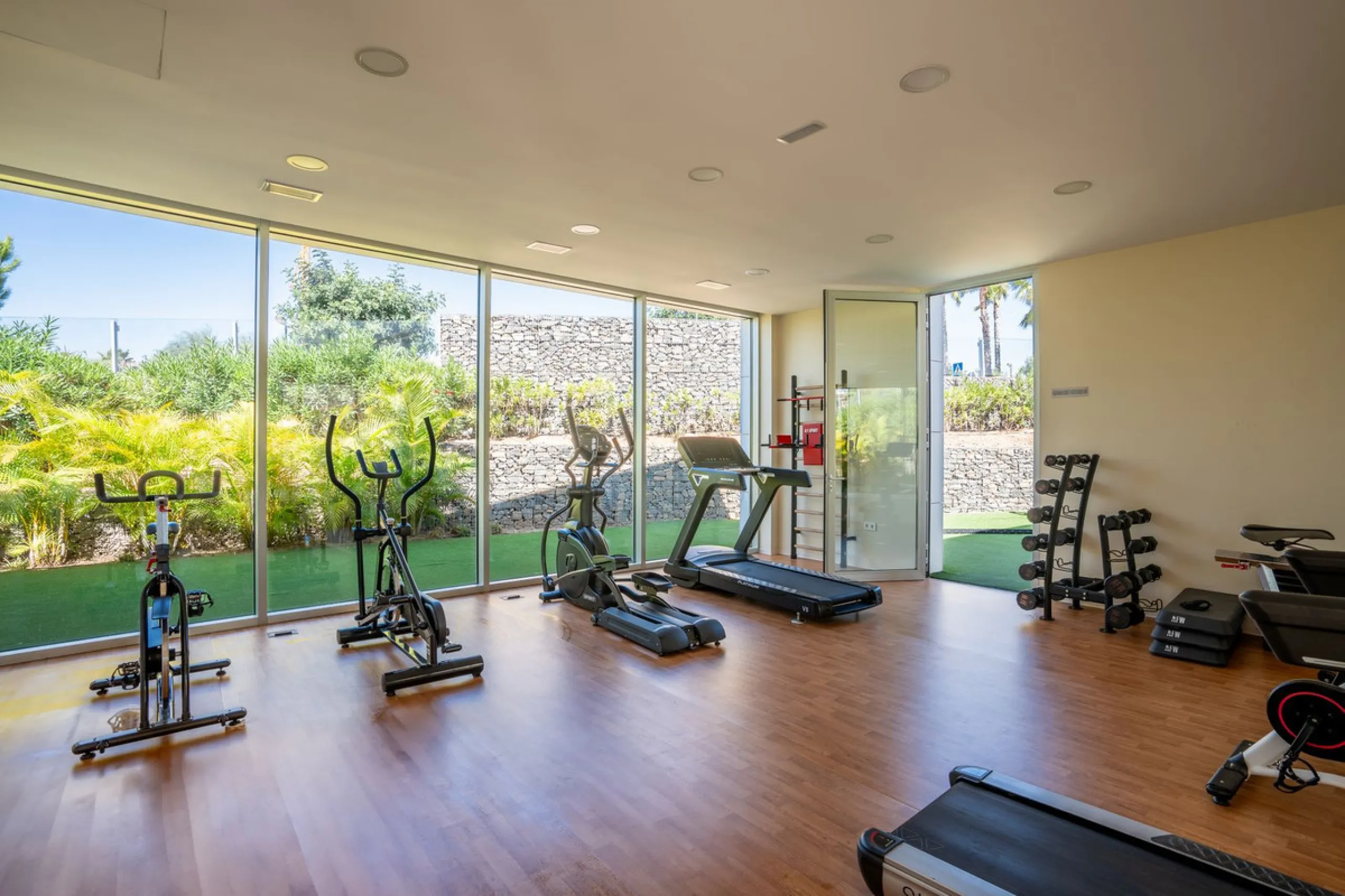 This stunning modern apartament is located in Estepona´s premier beachfront development, awarded with the first prize for 'Best Architecture Multiple Property' at the prestigious 'European Property Awards'. The lovely ground floor features spacious master