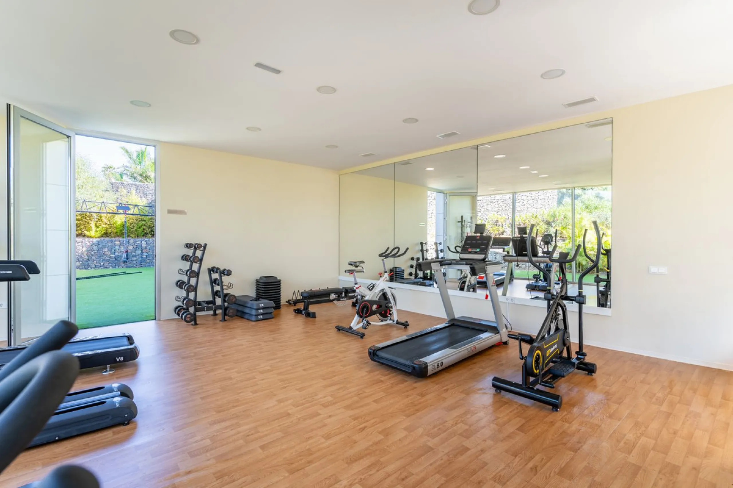 This stunning modern apartament is located in Estepona´s premier beachfront development, awarded with the first prize for 'Best Architecture Multiple Property' at the prestigious 'European Property Awards'. The lovely ground floor features spacious master