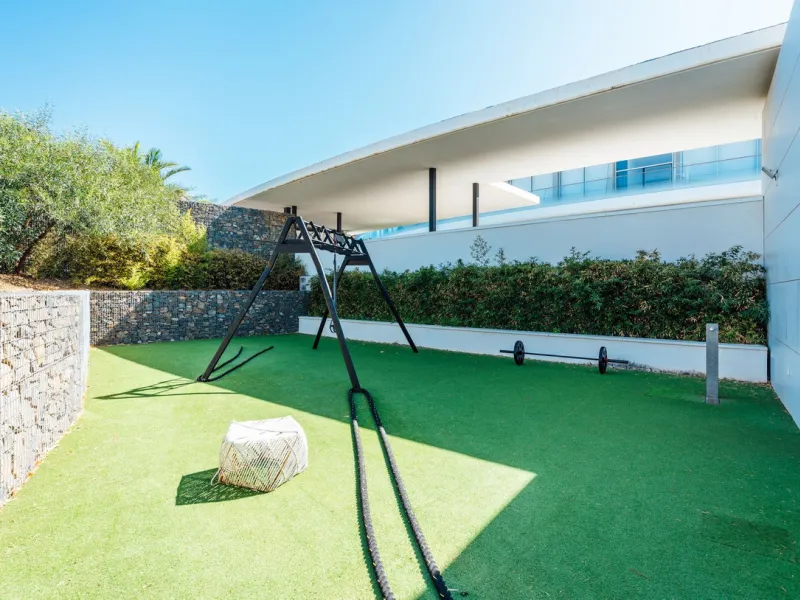 This stunning modern apartament is located in Estepona´s premier beachfront development, awarded with the first prize for 'Best Architecture Multiple Property' at the prestigious 'European Property Awards'. The lovely ground floor features spacious master
