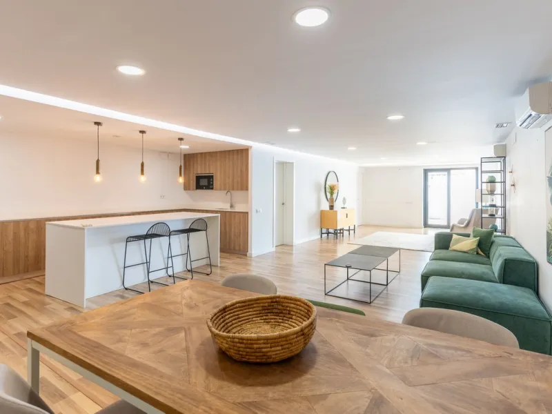 This stunning modern apartament is located in Estepona´s premier beachfront development, awarded with the first prize for 'Best Architecture Multiple Property' at the prestigious 'European Property Awards'. The lovely ground floor features spacious master