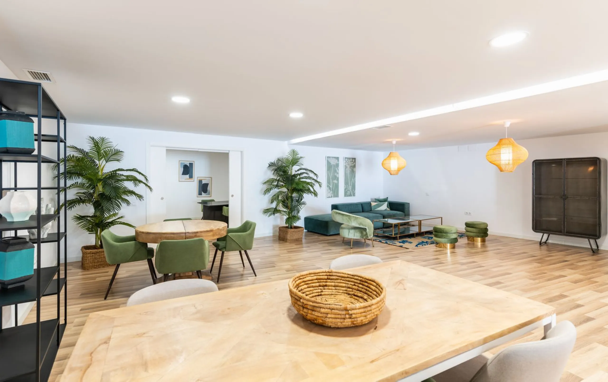This stunning modern apartament is located in Estepona´s premier beachfront development, awarded with the first prize for 'Best Architecture Multiple Property' at the prestigious 'European Property Awards'. The lovely ground floor features spacious master