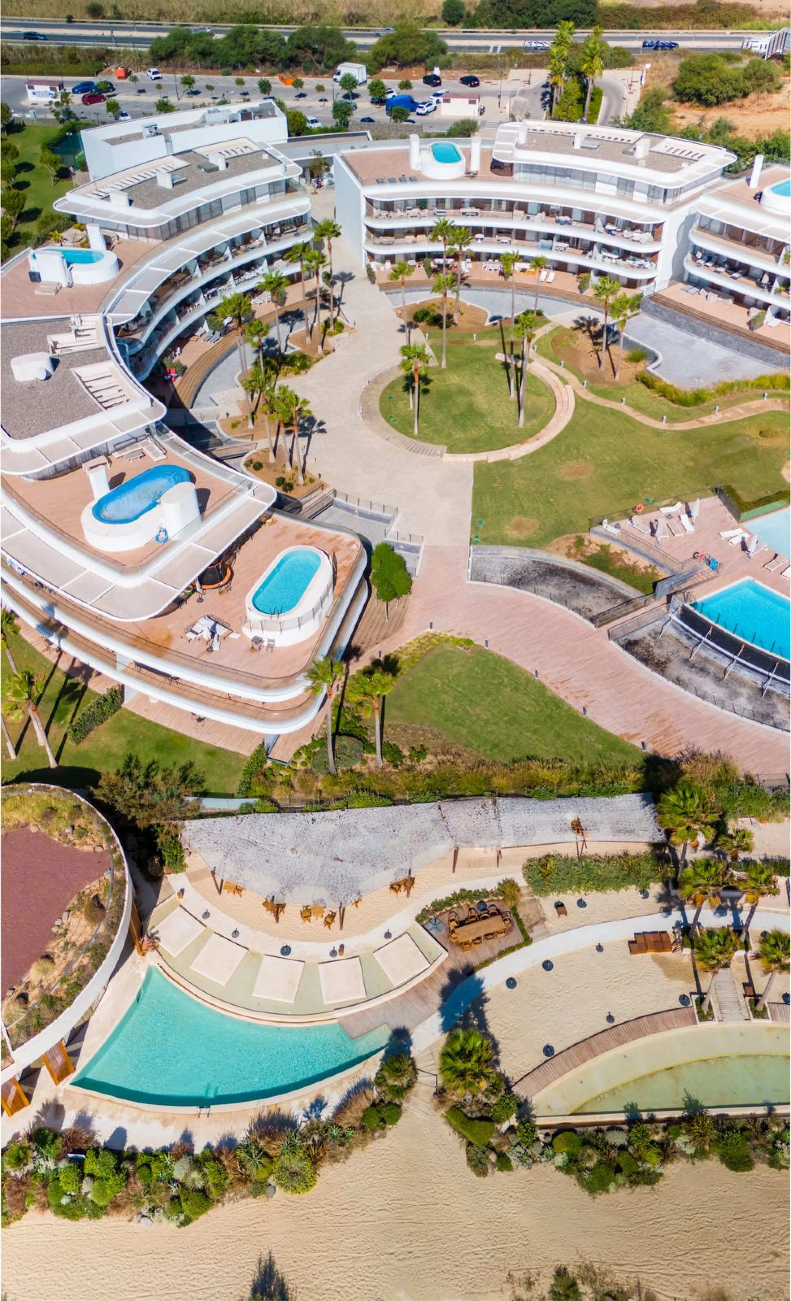 This stunning modern apartament is located in Estepona´s premier beachfront development, awarded with the first prize for 'Best Architecture Multiple Property' at the prestigious 'European Property Awards'. The lovely ground floor features spacious master