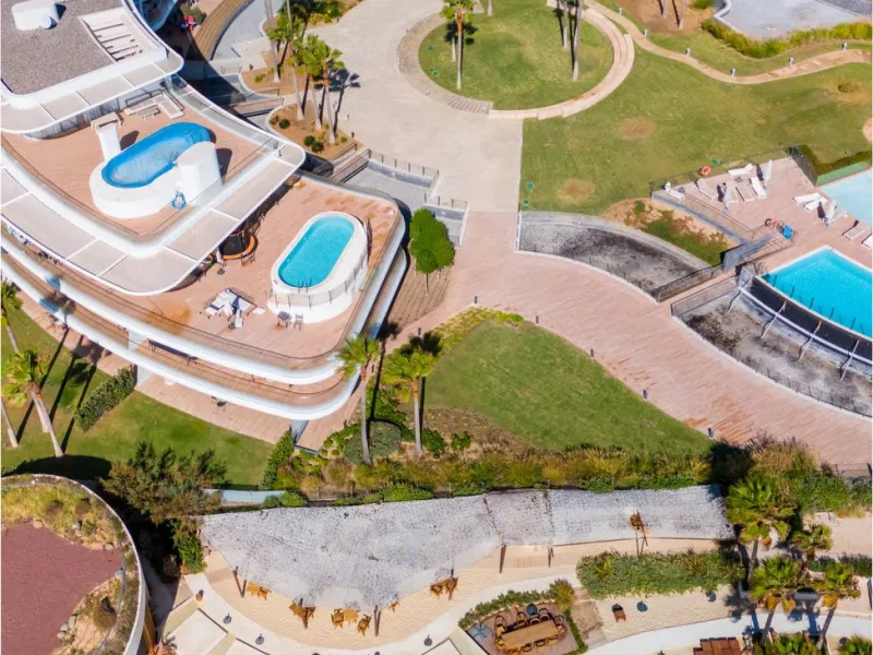 This stunning modern apartament is located in Estepona´s premier beachfront development, awarded with the first prize for 'Best Architecture Multiple Property' at the prestigious 'European Property Awards'. The lovely ground floor features spacious master