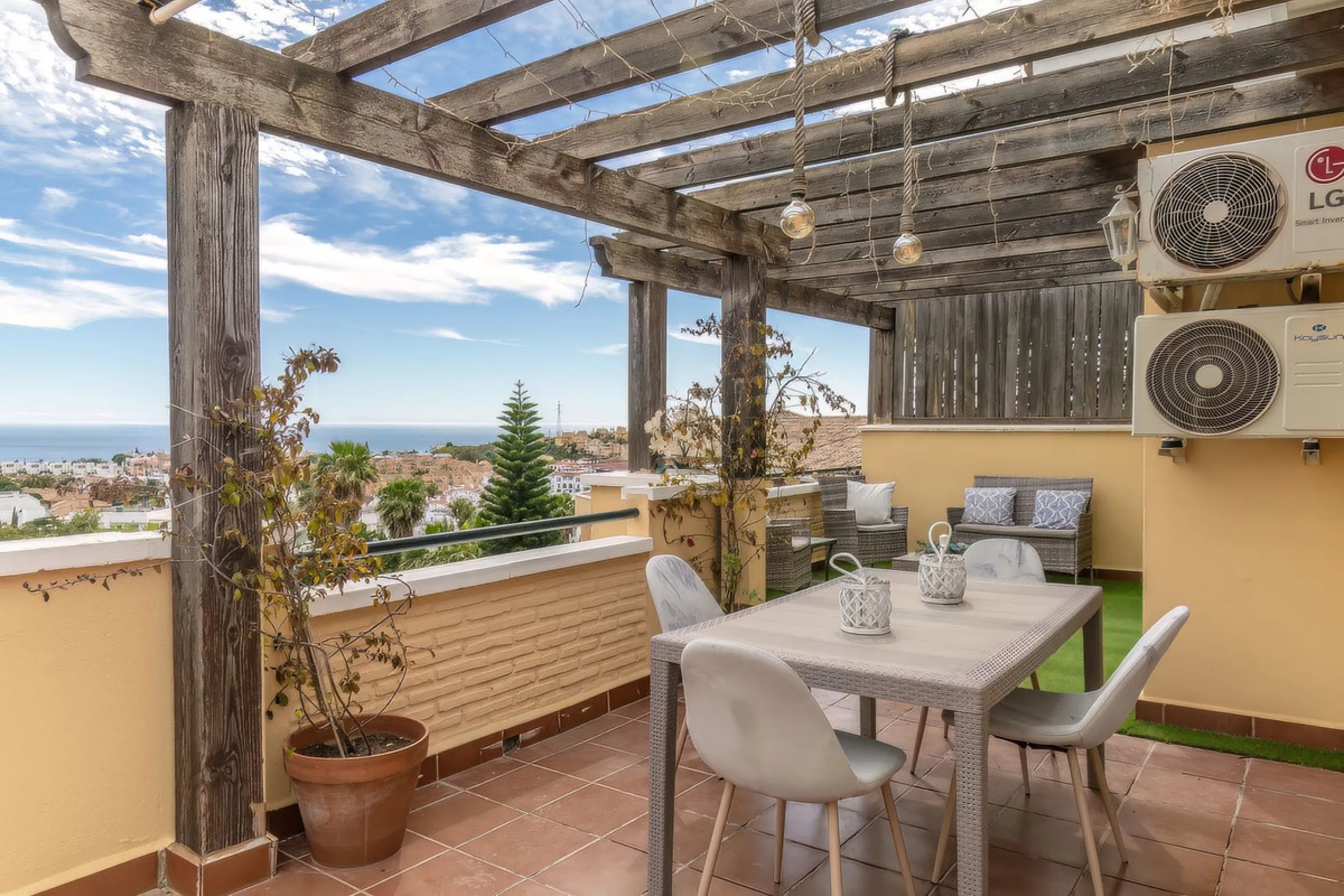 Penthouse with panoramic sea views in Riviera del Sol.