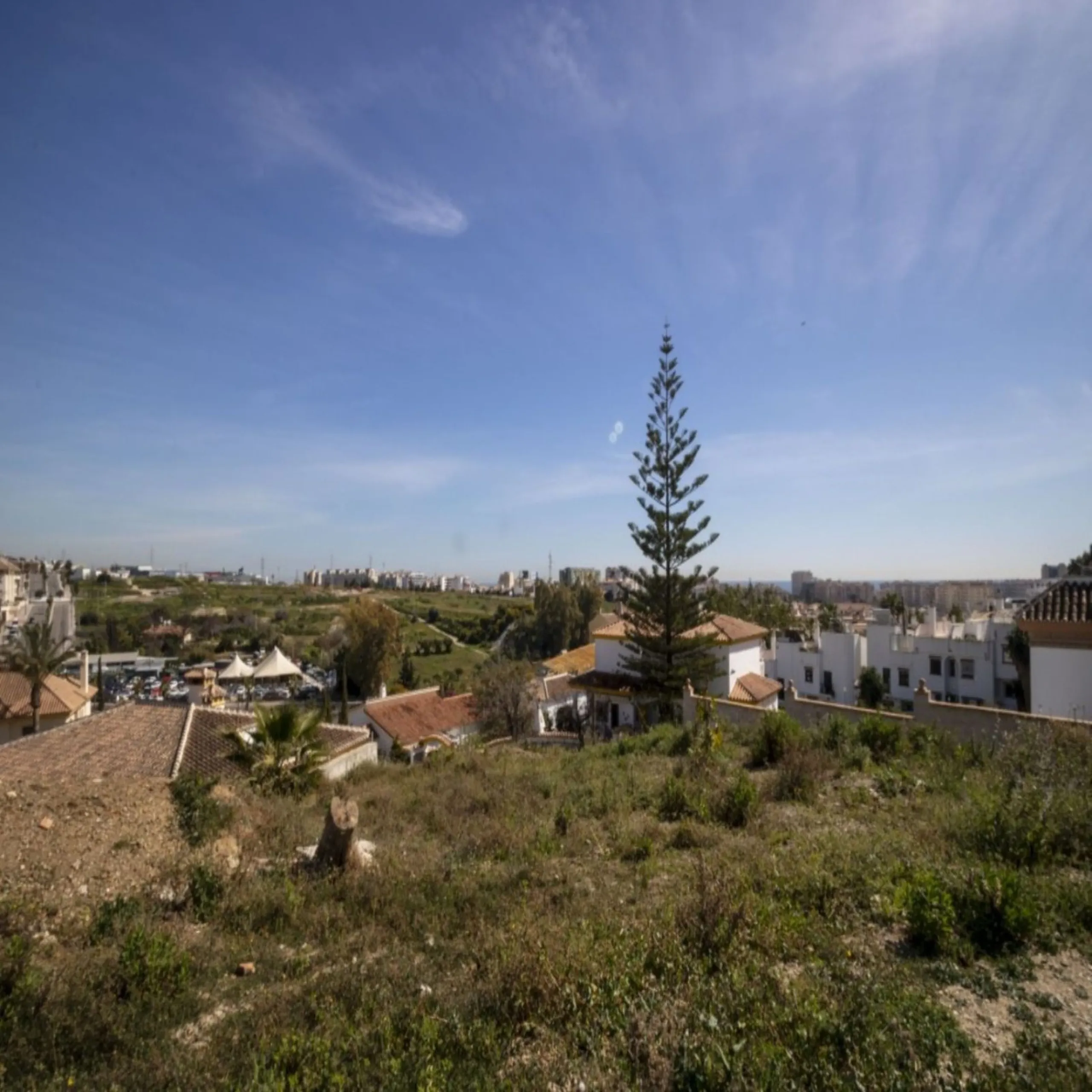 For sale: Plot with approved project and license in the prestigious urbanization of Lagarejo, a privileged enclave known for its tranquility and natural beauty.