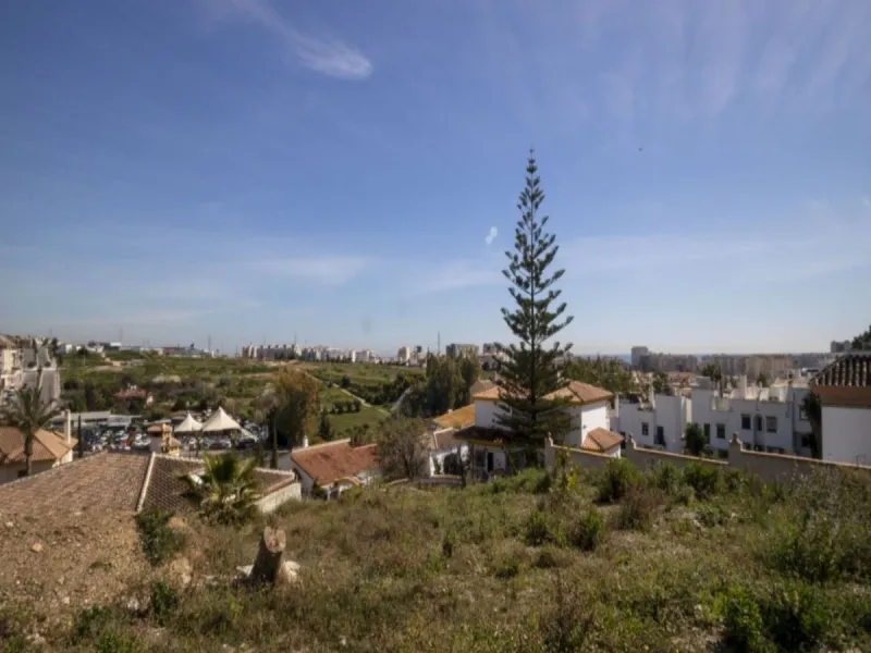 For sale: Plot with approved project and license in the prestigious urbanization of Lagarejo, a privileged enclave known for its tranquility and natural beauty.
