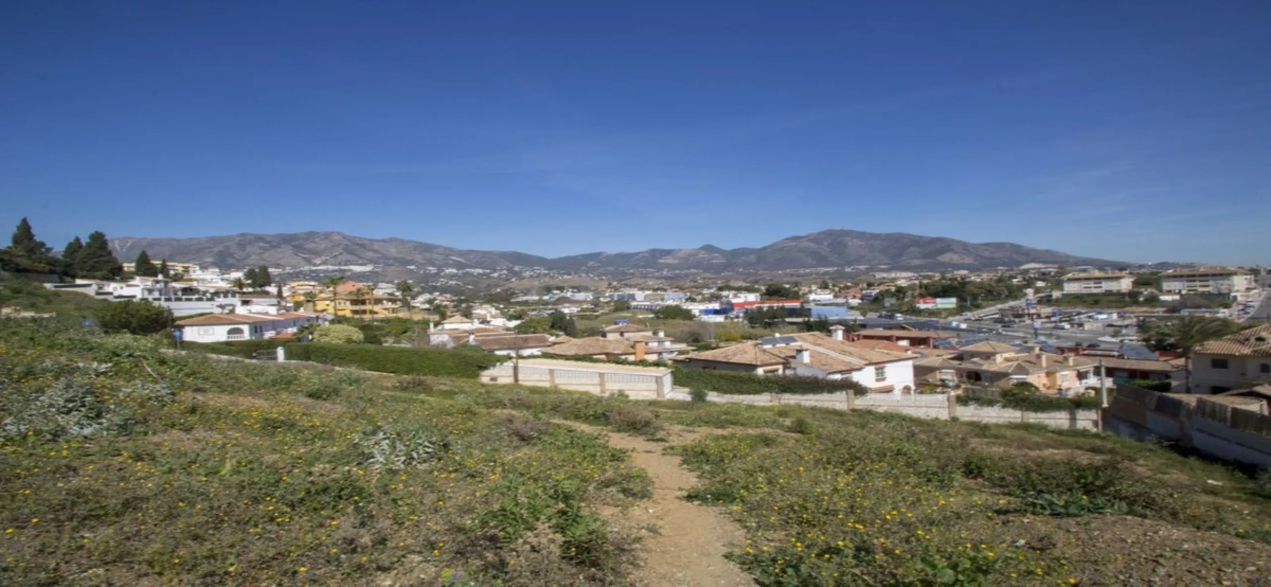 For sale: Plot with approved project and license in the prestigious urbanization of Lagarejo, a privileged enclave known for its tranquility and natural beauty.