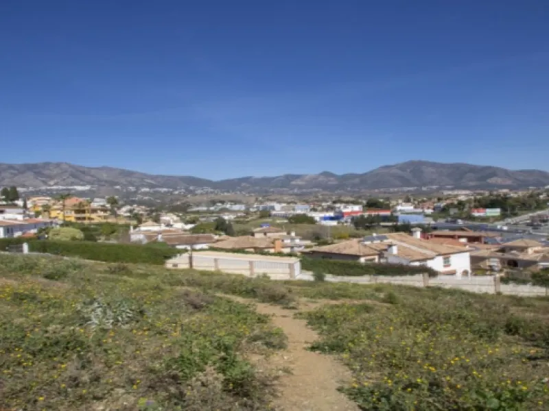 For sale: Plot with approved project and license in the prestigious urbanization of Lagarejo, a privileged enclave known for its tranquility and natural beauty.
