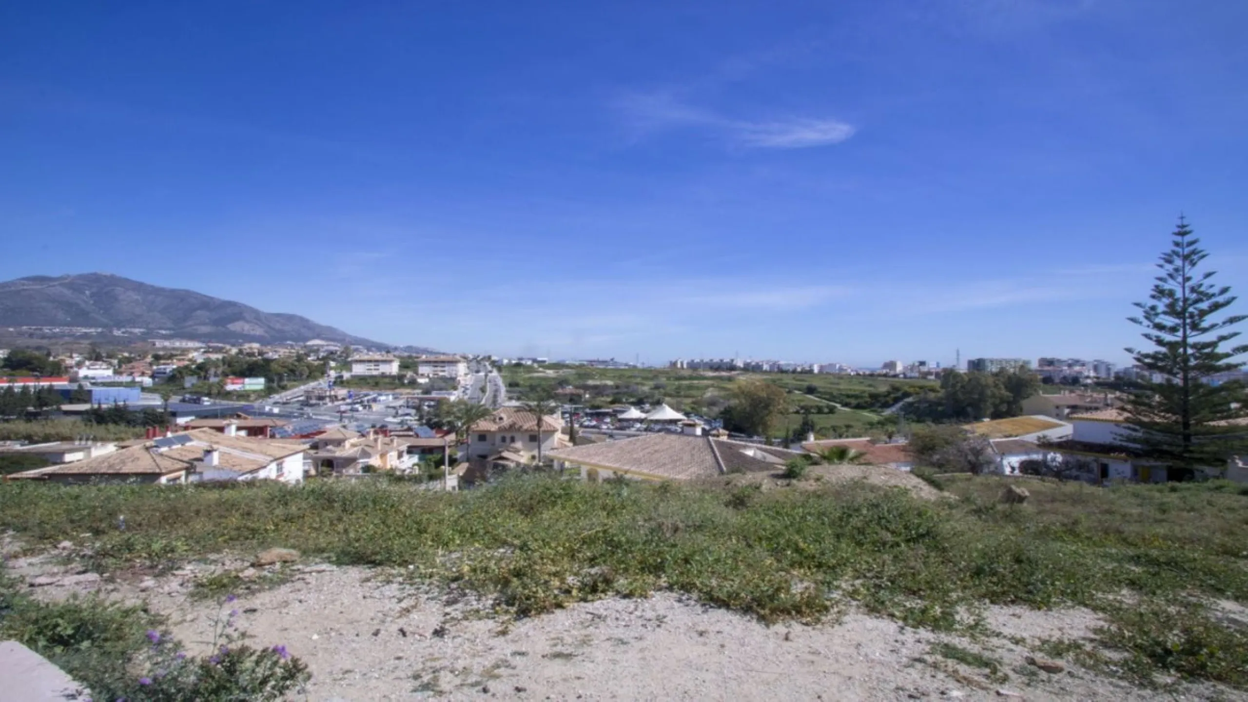 For sale: Plot with approved project and license in the prestigious urbanization of Lagarejo, a privileged enclave known for its tranquility and natural beauty.
