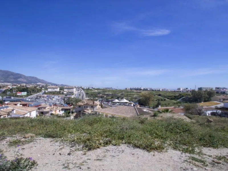 For sale: Plot with approved project and license in the prestigious urbanization of Lagarejo, a privileged enclave known for its tranquility and natural beauty.