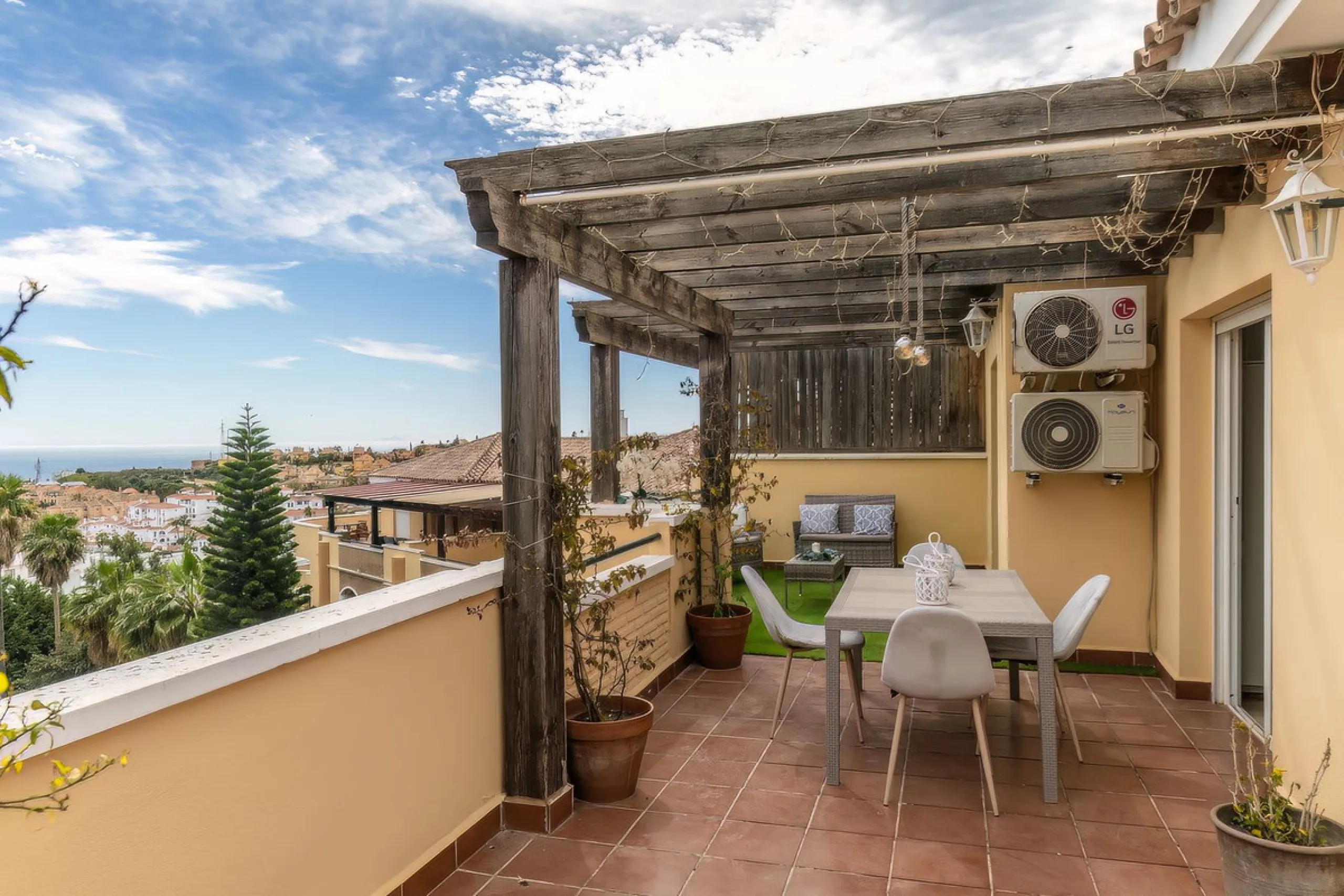 Penthouse with panoramic sea views in Riviera del Sol.