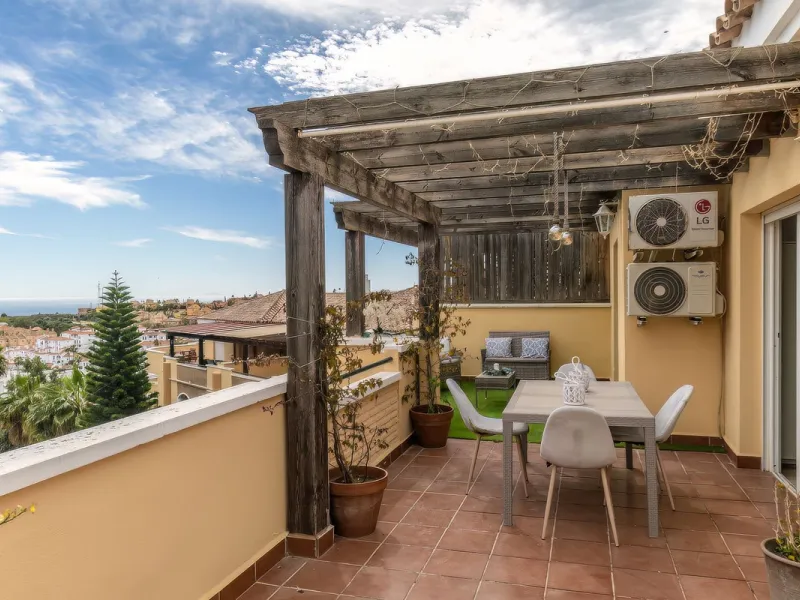 Penthouse with panoramic sea views in Riviera del Sol.