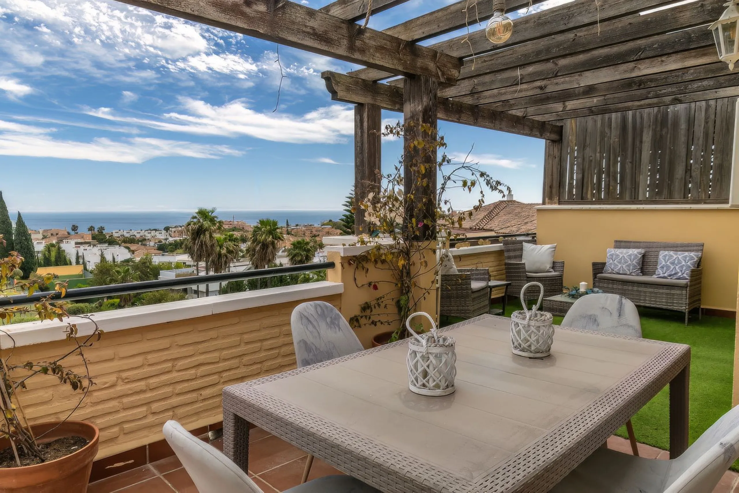 Penthouse with panoramic sea views in Riviera del Sol.