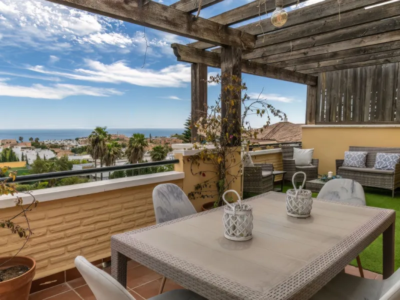 Penthouse with panoramic sea views in Riviera del Sol.