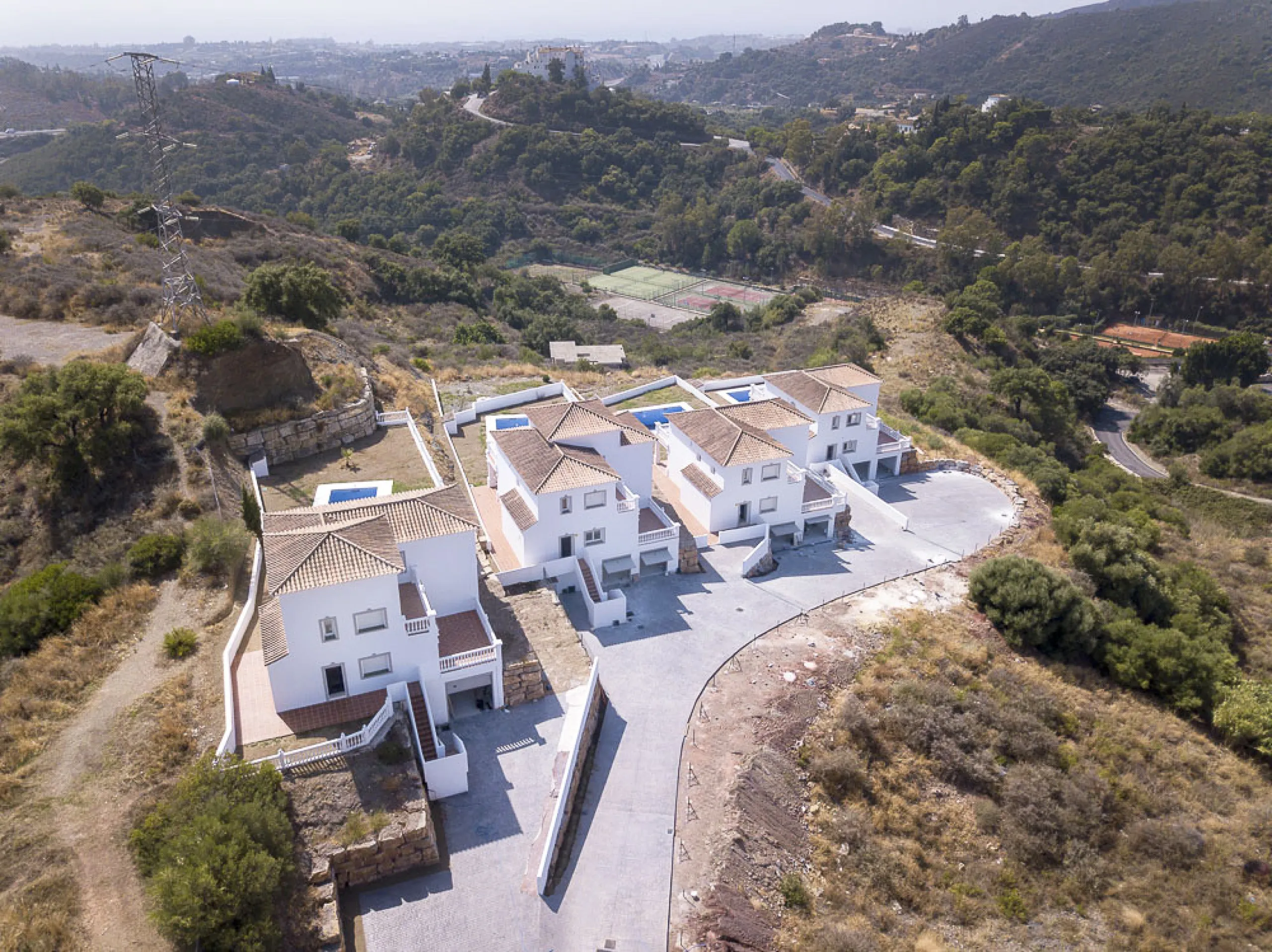 A small development of 4 houses in the hills behind Estepona but just a 10 minute drive to the centre and beaches.