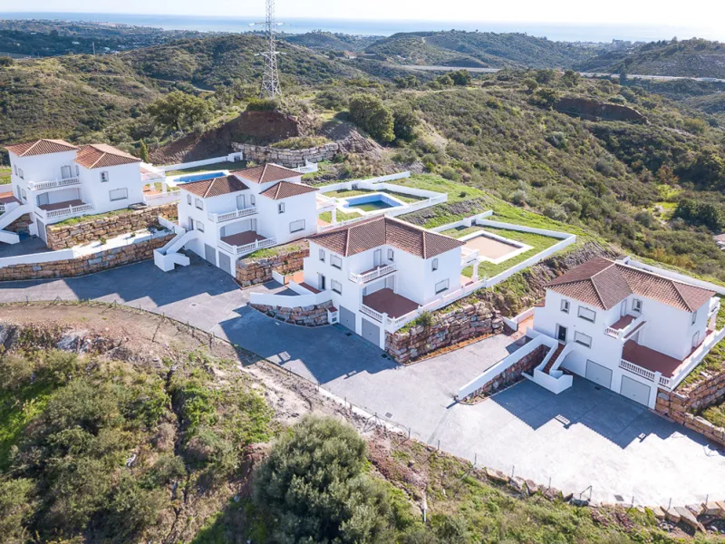 A small development of 4 houses in the hills behind Estepona but just a 10 minute drive to the centre and beaches.