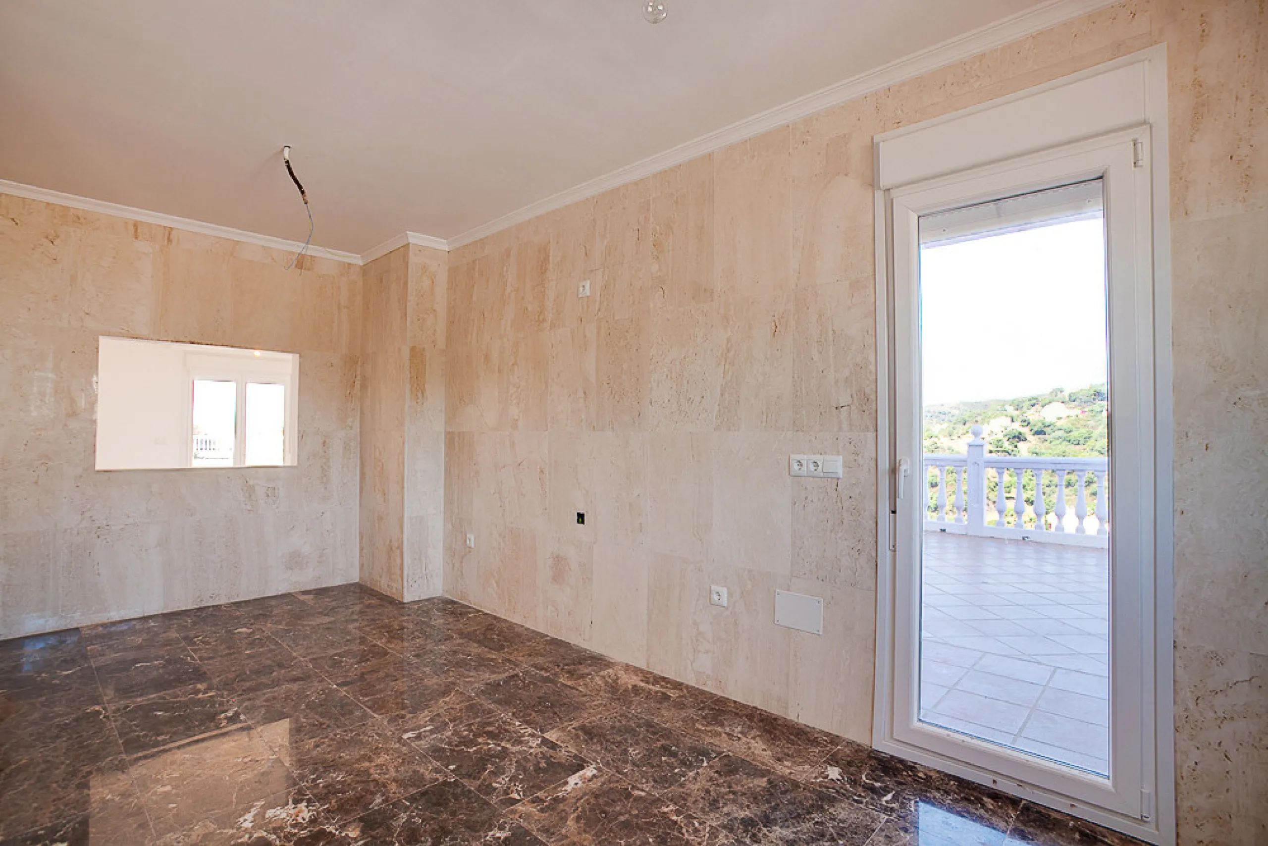 A small development of 4 houses in the hills behind Estepona but just a 10 minute drive to the centre and beaches.