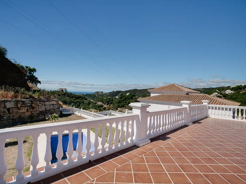 A small development of 4 houses in the hills behind Estepona but just a 10 minute drive to the centre and beaches.