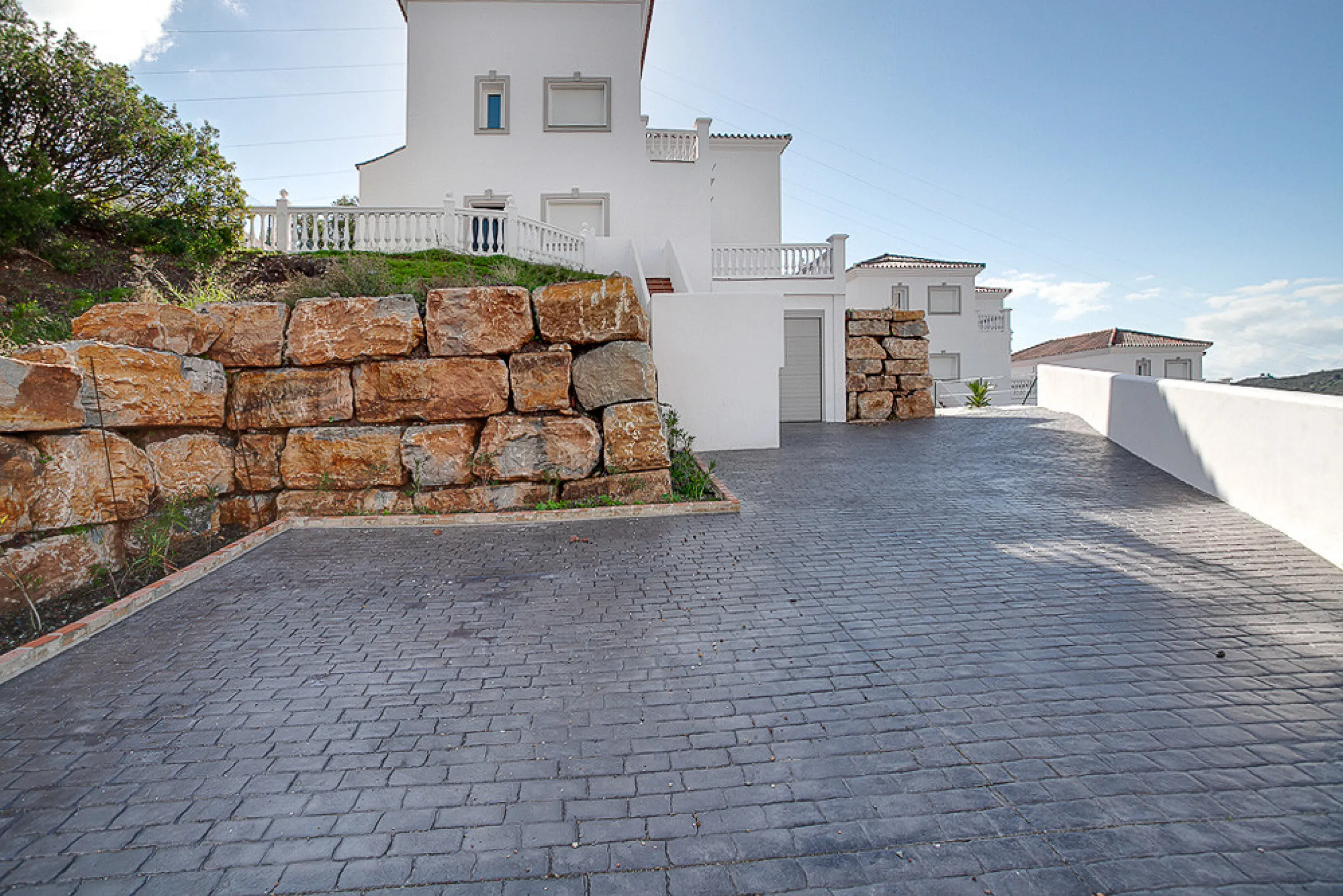 A small development of 4 houses in the hills behind Estepona but just a 10 minute drive to the centre and beaches.