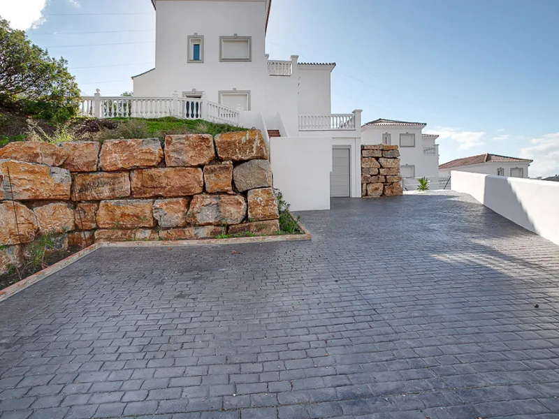 A small development of 4 houses in the hills behind Estepona but just a 10 minute drive to the centre and beaches.