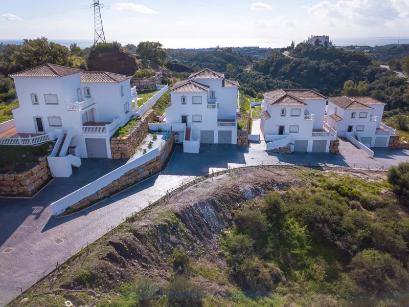 A small development of 4 houses in the hills behind Estepona but just a 10 minute drive to the centre and beaches.