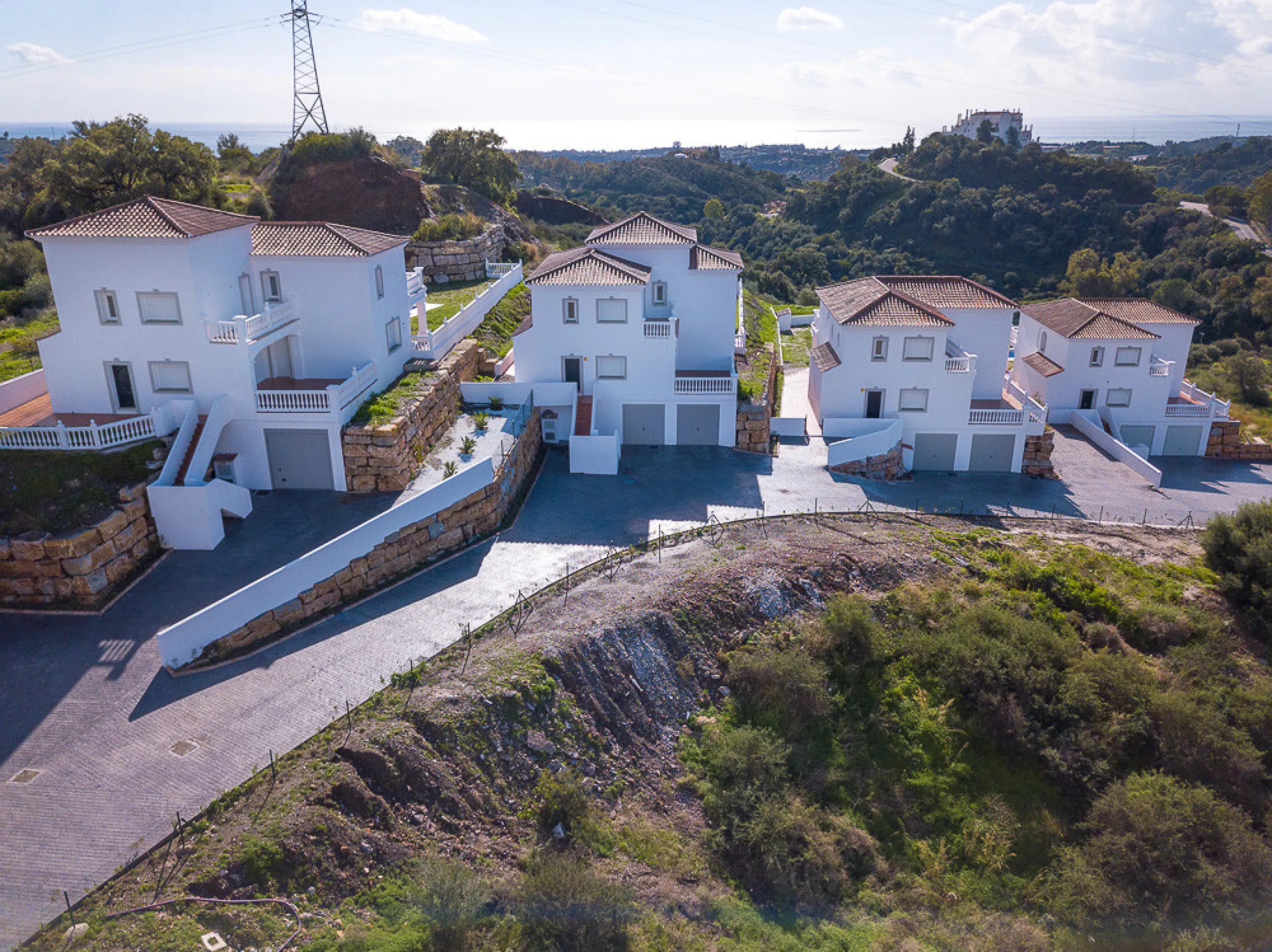 A small development of 4 houses in the hills behind Estepona but just a 10 minute drive to the centre and beaches.